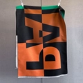 Detail eines Strickschals mit orange-grünen geometrischen Mustern und weißen Fransen - Orange Grün Schwarz