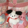 Süßer weißer Plüschhund-Schlüsselanhänger mit rotem Schal an rosa Tasche - Hund im Pochacco-Stil mit rotem Schal