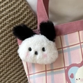 Süßer schwarz-weißer Plüsch-Welpen-Anhänger an einer rosa karierten Segeltuchtasche - Großkopfhund im Pochacco-Stil