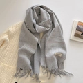 Sciarpa a quadri grigi con frange ed elegante etichetta su cardigan in maglia - Grigio chiaro