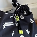 Schwarze Kordelzug-Schlüsselanhänger-Tasche mit Graffiti-Schrift und gelbem Smiley-Anhänger - Schwarzes Smiley-Schlüsselband