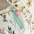 Süßer weißer Stoffbeutel mit Blumenmuster, minzgrünem Kordelzug und LOVE-Herzanhänger - Love Minzgrünes Schlüsselband