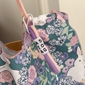 Grüner Makronen-Blumen-Taschenanhänger mit weißem Kaninchen-Print und rosa Kordelzug - FAS Rosa-violettes Schlüsselband