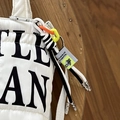 Weißer gesteppter Schlüsselanhänger mit Typografie und neongelben Webband-Details - Life Schwarz-weißes Schlüsselband