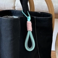 Pastellfarbener mint-rosa gewebter Schlüsselanhänger mit passendem Karabiner - Grüner Griff