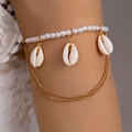 Λεπτομέρεια από boho περιβραχιόνιο με λευκές πέρλες, κοχύλια και χρυσές αλυσίδες - Μαργαριταρένιο Κοχύλι (25220-gold)