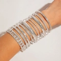 Primo piano di braccialetti d'argento sovrapposti con catena cubana e motivi incisi - Set multi-pezzo con catena cubana e texture a rilievo (28050-S) / Argento