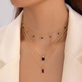 Collar dorado de tres capas con colgantes de cristal negro circulares y rectangulares - Oro con gema negra (23931-black)