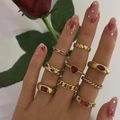10-teiliges goldenes Ring-Set mit roten Edelsteinen und Boho-Mustern an der Hand getragen - Vintage Rot Gold 10-teiliges Set (26516-gold)