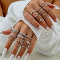 Modisches silbernes Stapelring-Set mit Perlen und Kristallen an weiblichen Händen - Silbernes Gemischtes Stapelset (30487-ring-S)