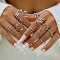 Detailaufnahme eines 20-teiligen silbernen Ring-Sets mit Perlen, Herzen und Schlangen - Silbernes Schmetterlings-Anhänger-Set (30488-ring-S)