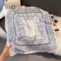 Dettaglio del motivo paisley blu su sciarpa di seta bianca con accessori di lusso - 70x70cm / Raso Bianco (W-440)