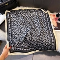 Dettaglio di sciarpa in seta con motivo paisley e bordo beige su sfondo morbido - 70x70cm / Raso Nero (W-444)