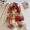 Écharpe classique à carreaux et franges marron et rouge sur un manteau beige d'hiver - Bordeaux