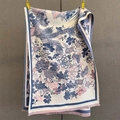 Detail eines Jacquard-Schals mit blauem Phönix- und rosa Blumenmuster-Stickerei - 185*65cm / Hellblau