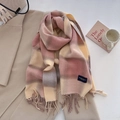 Écharpe à carreaux en cachemire avec franges et étiquette sur manteau beige - Rose
