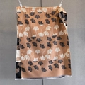Detail eines dicken Cashmere-Schals mit braunem Ginkgoblatt-Muster und feinen Fransen - Braun