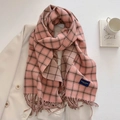 Detail eines rosa-braun karierten Schals mit eleganten Fransen und weicher Kaschmir-Haptik - Rosa