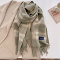 Grün-beige karierter Schal mit Fransen auf einem Wollmantel für Herbst und Winter - Hellgrün