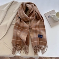 Detailaufnahme des braunen Karoschals mit Fransen und elegantem Webetikett - Braun