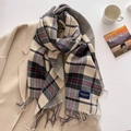 Sciarpa classica a quadri effetto cashmere con nappe su cappotto beige per la moda invernale - Nero