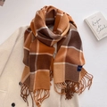 Dettaglio di una spessa sciarpa scozzese in morbido tessuto simil cashmere con frange - 54*206cm / Caffè