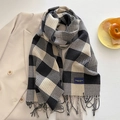 Dettaglio sciarpa in cashmere a quadri con frange e logo su un blazer beige chiaro - Nero