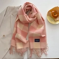 Dettaglio della sciarpa in cashmere a quadri rosa e beige con frange su cappotto - Rosa