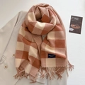 Dettaglio di sciarpa in cashmere a quadri con frange su blazer, trama a maglia morbida - Marrone Caldo