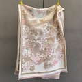 Detailansicht von Blumen-Jacquard-Mustern und weichen rosa Fransen an einem dicken Winterschal - 185*65cm / Camel