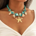 Nahaufnahme der Boho-Strandhalskette mit Türkisperlen, Muscheln und Seestern-Anhängern - Goldene Seestern Muschel Türkis Ozean Kette (29251-4-blue)