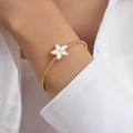 Eleganter goldener Armreif mit minimalistischer weißer Blumenzierde am Handgelenk - Weiße Fünfblättrige Blume Offen (23414-1)