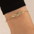 Verstellbares goldenes Feder-Armband mit detaillierter Textur im modischen Design - Federform (21981-gold)