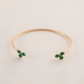 Bracelet jonc ouvert doré avec turquoise verte en motif de fleur pour femmes - Pétales de Gemmes Vert Foncé (24783-green)