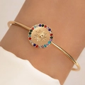 Bracelet jonc doré avec halo de cristaux colorés et médaillon soleil en relief - Soleil Rond Strass Coloré (23580-gold)