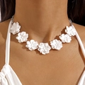 Elegante girocollo con camelia bianca e sette fiori opachi 3D indossato da modella - Choker a fiori bianchi (25837-white)