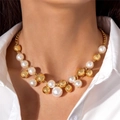 Dettaglio collana di perle con sfere dorate a specchio su sfondo camicia bianca - Stile Alternato Sfera d'Oro e Perla (26282-gold)