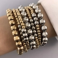 Meerlaagse armbandenset in goud en zilver met ronde metalen kralen van gemengde grootte - Goud (26037-gold)