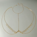 Détail de chaîne de corps dorée avec pendentifs coquillages et strass vert émeraude - Style de Pierre Gemme Verte Dorée (31131-che cha-G-EP)