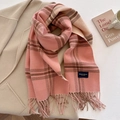Sciarpa a quadri rosa e beige con frange su un cappotto beige e libri - Rosa scuro