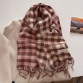 Nahaufnahme des rosa-braunen Karo-Schals aus Kaschmir mit weichen Fransen und Label - Rosa Braun