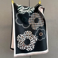 Dettaglio di sciarpa floreale spessa con motivi leopardati, zebrati e nappe rosa - Nero