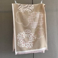 Dettaglio di sciarpa jacquard floreale con stampe leopardate e bordi con frange - Cachi