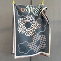 Dettaglio di sciarpa jacquard grigia con stampe floreali e animalier con frange - Grigio