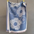 Dettaglio della sciarpa jacquard floreale con motivi animalier e nappe rosa tenue - Blu