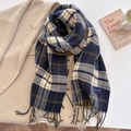 Sciarpa a quadri con nappe blu e oliva su cappotto beige per un look invernale - 206cmx54cm / Blu Scuro (FYR-287-Blu Scuro)