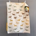 Dettaglio di sciarpa in maglia con motivo a bassotto e stampa vintage di cani marroni - Bianco (GSJ-585-Bianco) / 185*65cm