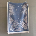 Dettaglio del motivo floreale botanico e frange rosa chiaro su una sciarpa blu navy - Blu