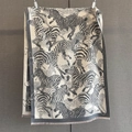 Primer plano de bufanda con estampado de cebra, tacto cachemira y detalle flecos - Gris (GSJ-568)