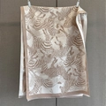 Detalle de la bufanda de punto con estampado de cebra y flecos en marrón y crema - Marrón Claro (GSJ-568)